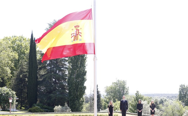 Sus Majestades los Reyes, acompañados de sus hijas, durante la ceremonia de arriado de bandera que tuvo lugar en el Palacio de La Zarzuela con ocasión